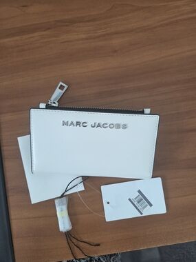 Marc Jacobs White Zip Wallet - Logo Detail